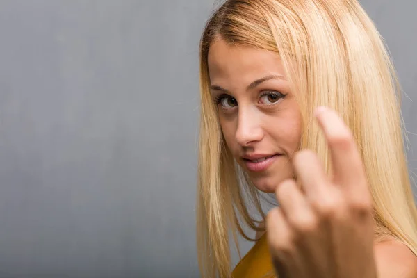 Porträtt Naturliga Unga Blonda Kvinnan Inbjudande Att Komma — Stockfoto