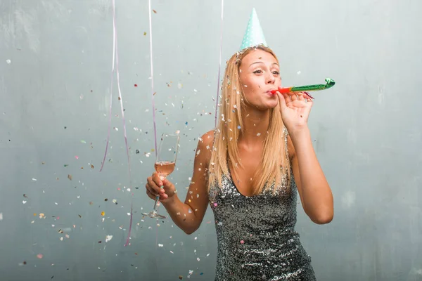 Retrato Una Joven Rubia Elegante Celebrando Una Fiesta —  Fotos de Stock