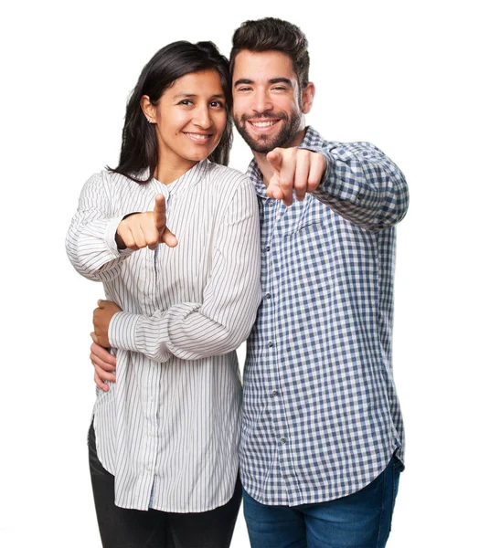 Jovem Casal Apontando Para Frente — Fotografia de Stock