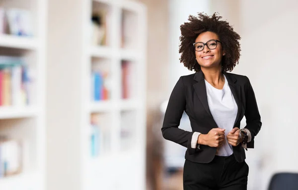 Negócio Mulher Negra Ajustando Roupas — Fotografia de Stock