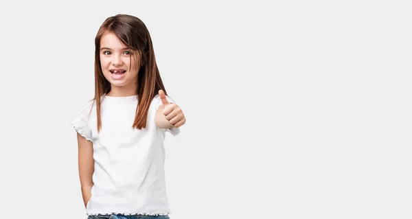 Teljes Test Kis Lány Vidám Izgatott Mosolyogva Emeli Hüvelykujjával Felfelé — Stock Fotó