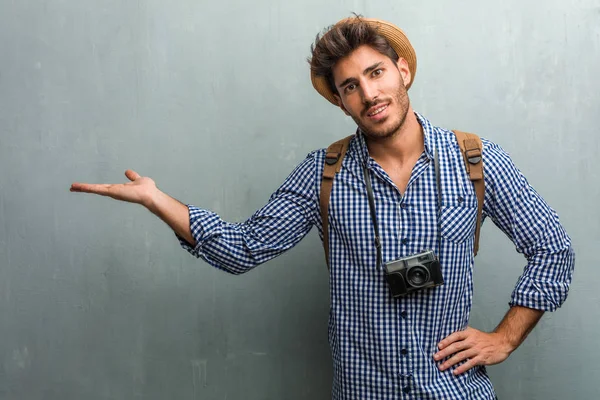 Unga Stiliga Traveler Man Klädd Stråhatt Ryggsäck Och Fotokamera Höll — Stockfoto