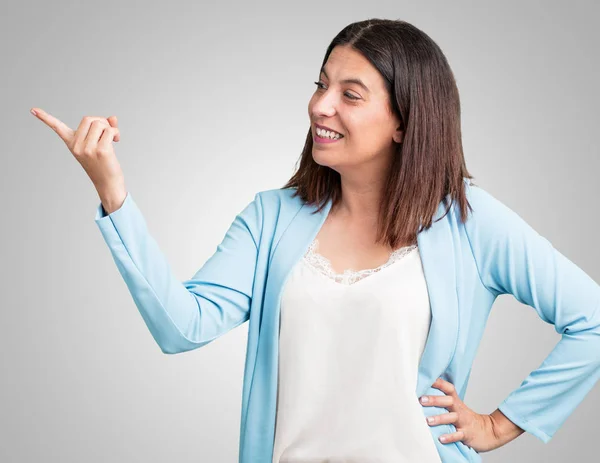 Mulher Meia Idade Apontando Para Lado Sorrindo Surpreso Apresentando Algo — Fotografia de Stock