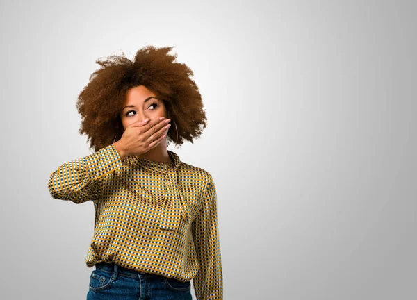 Afro Frau Bedeckt Ihren Mund — Stockfoto