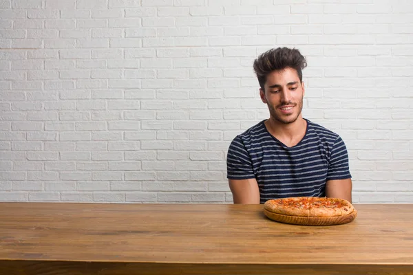 Joven Hombre Guapo Natural Sentado Una Mesa Alegre Con Una — Foto de Stock