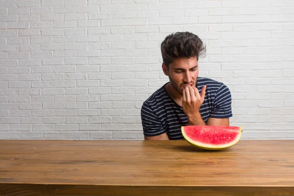 Joven Hombre Guapo Natural Sentado Una Mesa Mordiendo Las Uñas — Foto de Stock