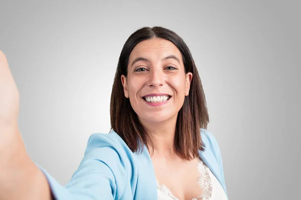 Mujer Mediana Edad Sonriendo Feliz Tomando Una Selfie Sosteniendo Cámara —  Fotos de Stock