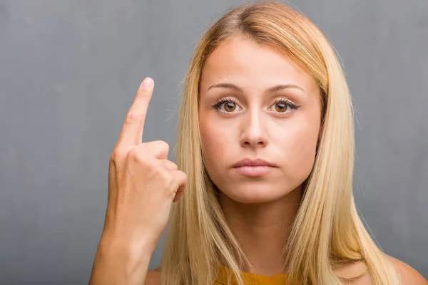 Porträtt Naturliga Unga Blonda Kvinnan Visar Nummer Ett — Stockfoto