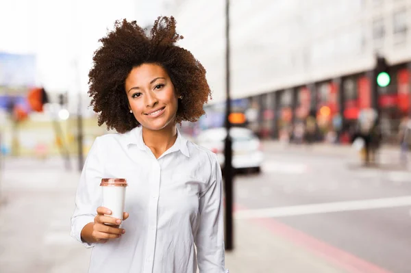 Joven Mujer Negra Sosteniendo Café Sobre Fondo Borroso —  Fotos de Stock