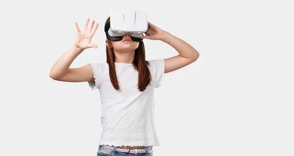 Chica Cuerpo Completo Emocionada Entretenida Jugando Con Gafas Realidad Virtual — Foto de Stock