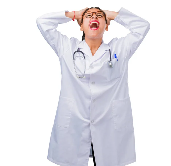 Retrato Uma Jovem Médica Negra Louca Desesperada Gritando Fora Controle — Fotografia de Stock