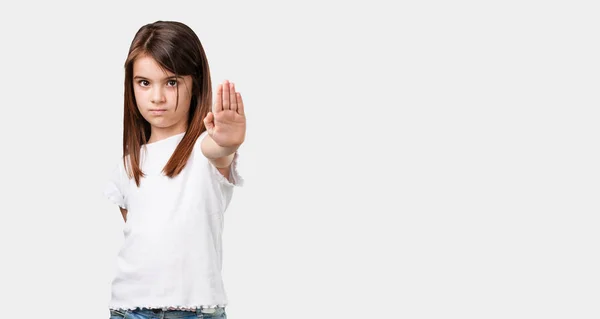 Corpo Pieno Bambina Seria Determinata Mettendo Mano Nella Parte Anteriore — Foto Stock