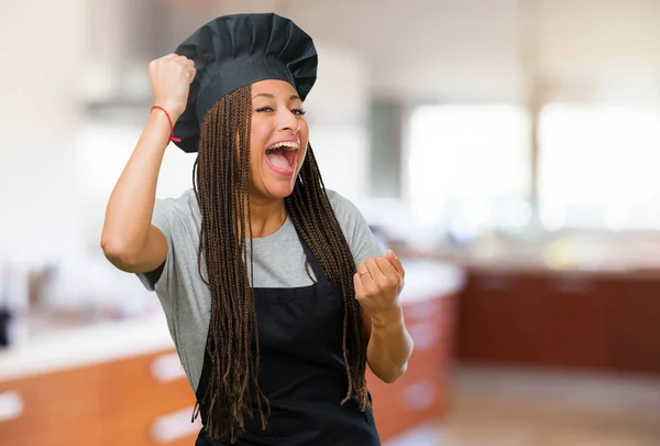 Retrato Una Joven Panadera Negra Muy Feliz Emocionada Levantando Brazos — Foto de Stock