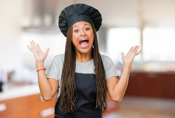 Retrato Uma Jovem Padeiro Negro Gritando Feliz Surpreso Com Uma — Fotografia de Stock