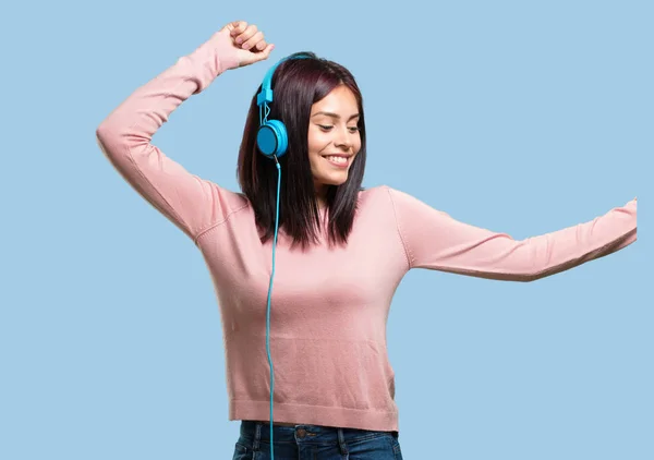 Joven Mujer Bonita Escuchando Música Bailando Divirtiéndose Moviéndose Gritando Expresando —  Fotos de Stock
