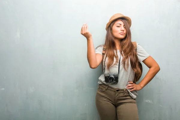 Portrait Young Traveler Latin Woman Wall Doing Typical Italian Gesture — Stock Photo, Image