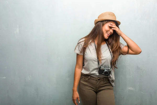 Portrait Young Traveler Latin Woman Wall Laughing Having Fun — Stock Photo, Image