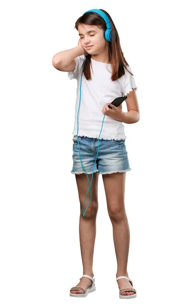 Menina Corpo Inteiro Relaxada Concentrada Ouvindo Música Com Seu Celular — Fotografia de Stock