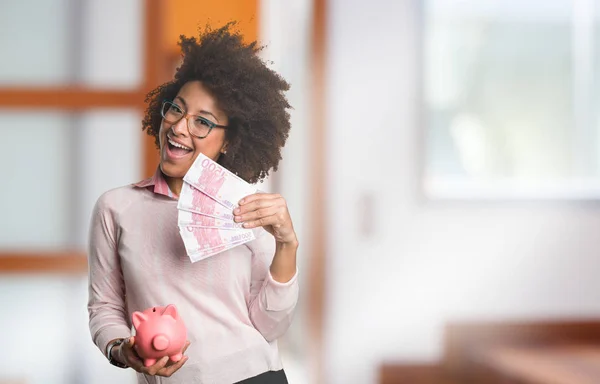 Zwarte Vrouw Met Spaarvarken Rekeningen — Stockfoto