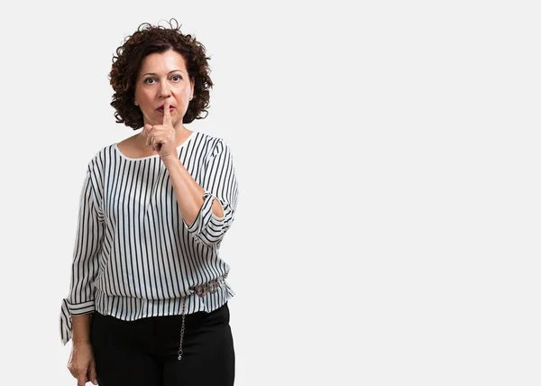 Mujer Mediana Edad Guardando Secreto Pidiendo Silencio Cara Seria Concepto — Foto de Stock