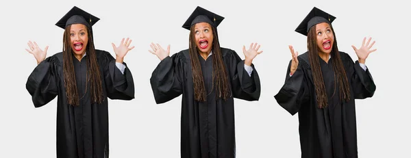 Reihe Junger Schwarzer Frauen Mit Hochschulabschluss Schreit Glücklich — Stockfoto