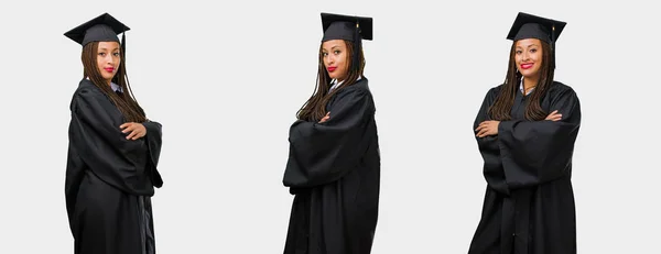 卒業の若い黒人女性の交差アームのセット — ストック写真