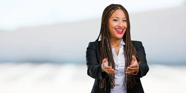 誰かまたは身振りで示すために 幸せと興奮を迎えるために手を差し伸べる若い黒のビジネス女性の肖像 — ストック写真