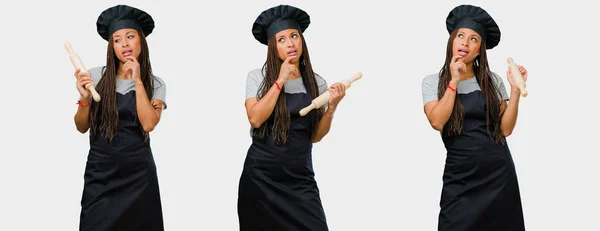 Készlet Ból Fiatal Fekete Női Baker Kételkedő Zavaros Szürke Háttér — Stock Fotó