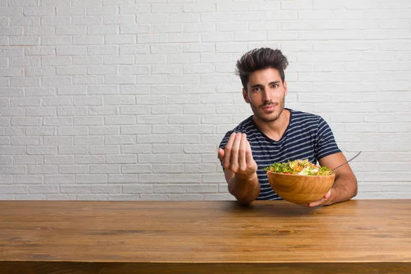 Joven Hombre Guapo Natural Sentado Una Mesa Invitando Venir Confiado — Foto de Stock