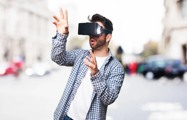 Jovem Vestindo Óculos Realidade Virtual Fundo Embaçado — Fotografia de Stock