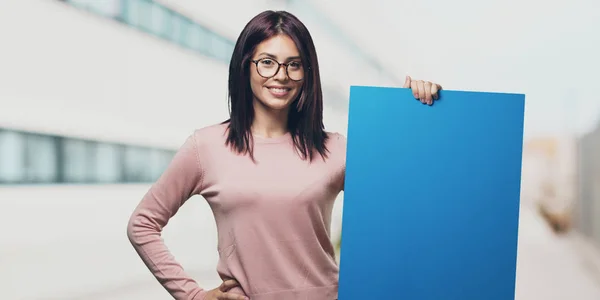 Jovem Mulher Bonita Alegre Motivada Mostrando Cartaz Vazio Onde Você — Fotografia de Stock