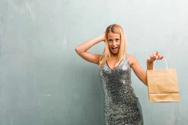 Retrato Una Joven Mujer Rubia Elegante Sorprendida Conmocionada Mirando Con — Foto de Stock