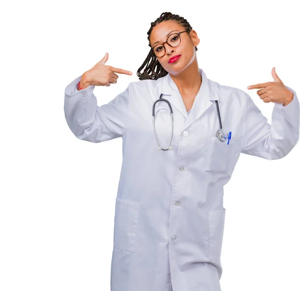 Retrato Uma Jovem Médica Negra Orgulhosa Confiante Apontando Dedos Exemplo — Fotografia de Stock