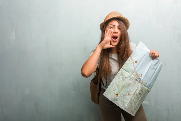 Retrato Una Joven Viajera Latina Contra Pared Gritando Feliz —  Fotos de Stock