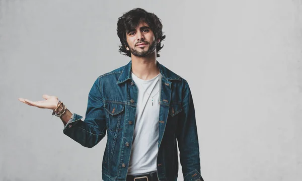 Homem Bonito Jovem Segurando Algo Com Mãos Mostrando Produto Sorrindo — Fotografia de Stock