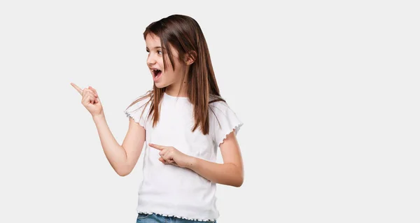 Full Body Little Girl Pointing Side Smiling Surprised Presenting Something — Stock Photo, Image
