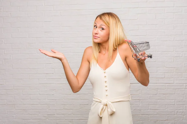 Ritratto Giovane Bella Donna Bionda Contro Muro Mattoni Che Dubita — Foto Stock