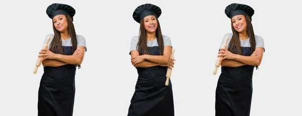 Conjunto Jovem Padeiro Preto Com Uniforme Preto Cruzando Braços Sorrindo — Fotografia de Stock