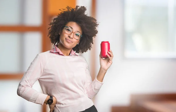 Mujer Negra Sosteniendo Coca Enfoque Selectivo — Foto de Stock