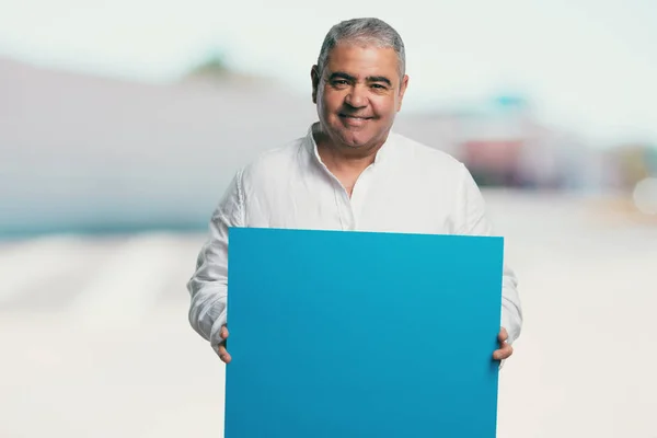 Mann Mittleren Alters Fröhlich Und Motiviert Zeigt Ein Leeres Plakat — Stockfoto