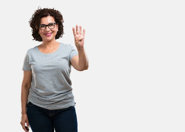 Frau Mittleren Alters Zeigt Die Zahl Vier Symbol Des Zählens — Stockfoto