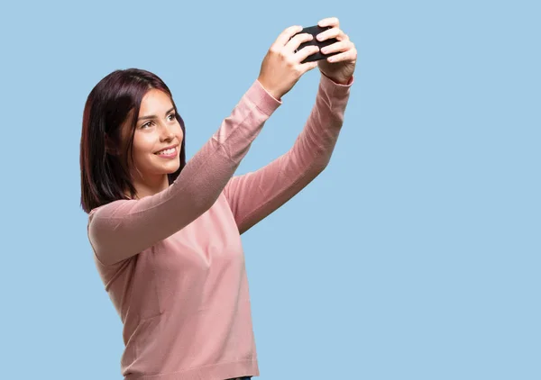 Ung Vacker Kvinna Självsäker Och Glad Selfie Tittar Mobilen Med — Stockfoto