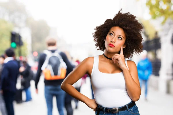 Bulanık Arka Plan Üzerinde Düşünme Genç Siyah Kadın — Stok fotoğraf