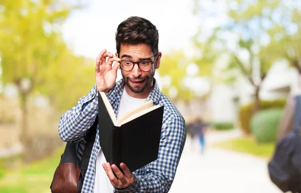 Student Man Leest Een Boek — Stockfoto