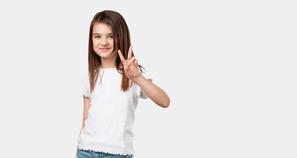 Tubuh Penuh Gadis Kecil Menunjukkan Nomor Dua Simbol Penghitungan Konsep — Stok Foto