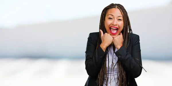 宝くじ勝利や成功を祝って 腕を上げる若い黒のビジネス非常に幸せと興奮 女性の肖像 — ストック写真