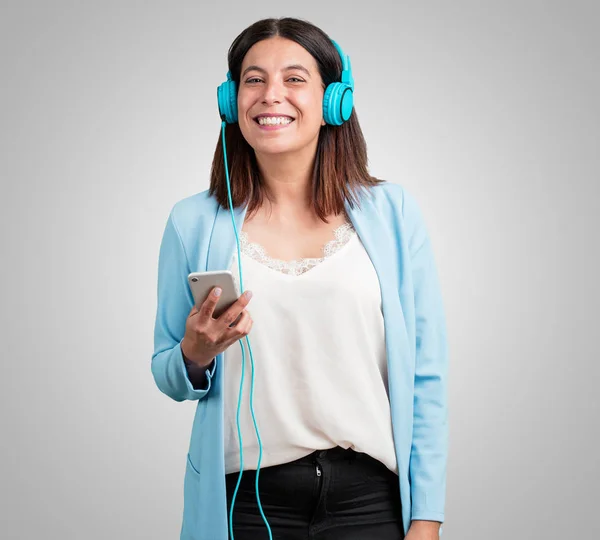 Frau Mittleren Alters Glücklich Und Lustig Musik Hören Moderne Kopfhörer — Stockfoto