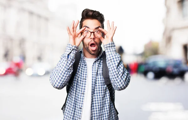 カメラを見て驚く学生男 — ストック写真