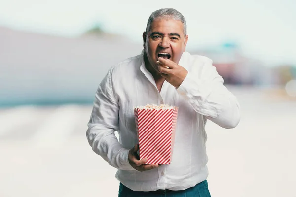 Hombre Mediana Edad Feliz Fascinado Sosteniendo Cubo Palomitas Rayas Sorprendido — Foto de Stock