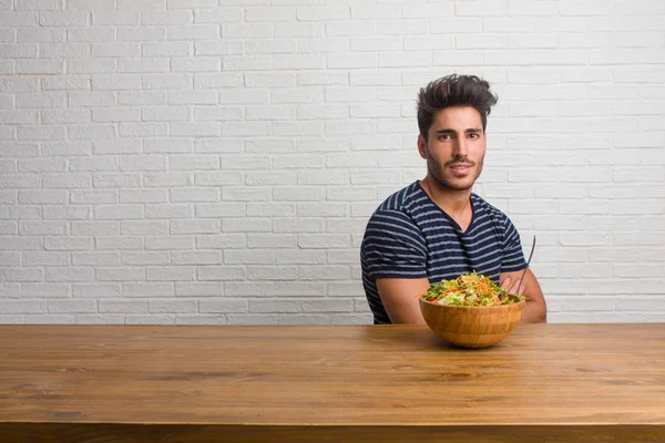 Joven Hombre Guapo Natural Sentado Una Mesa Cruzando Los Brazos — Foto de Stock